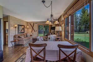 Smart TV, fireplace - Pioneer - Cozy riverside retreat in the mountains (Clark)