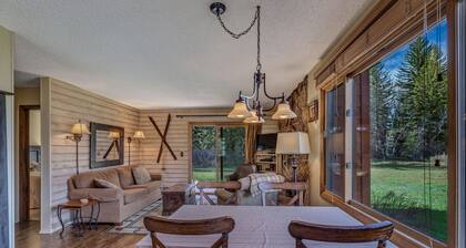 Cozy riverside retreat with mountain views and easy access to the Elk River