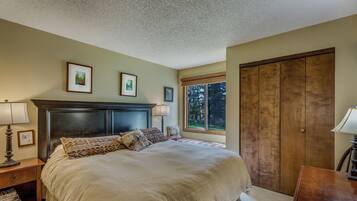 2 bedrooms, iron/ironing board, WiFi (free), bed sheets
