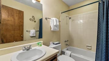 Combined shower/tub, hair dryer, towels