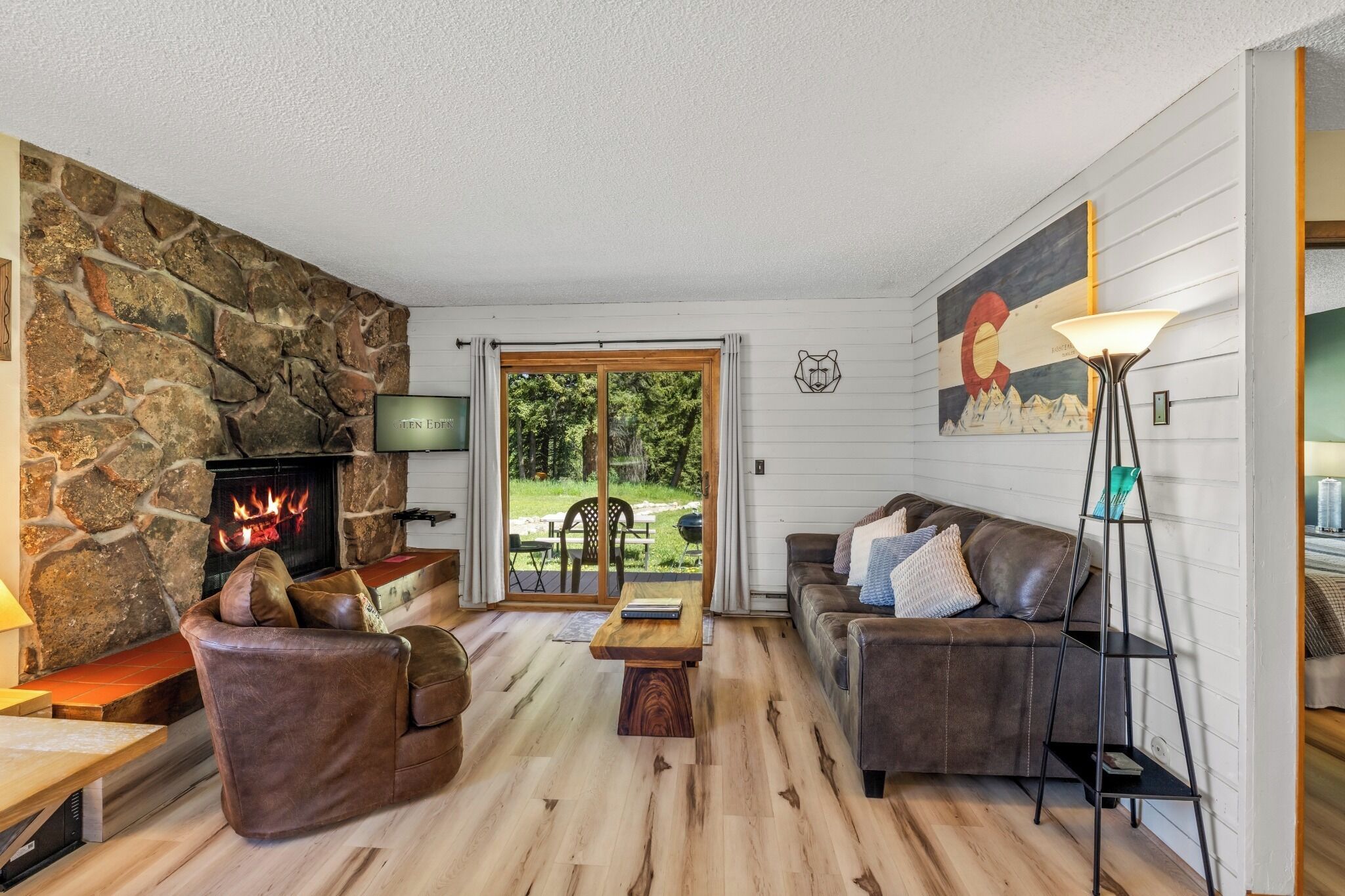 Smart TV, fireplace