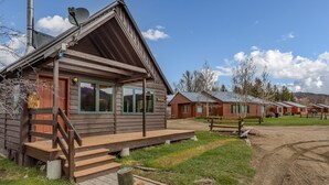 A wooden cabin with a porch and steps leading to the entrance. - Honey Bear - Mountain cabin with gorgeous scenery (Clark)
