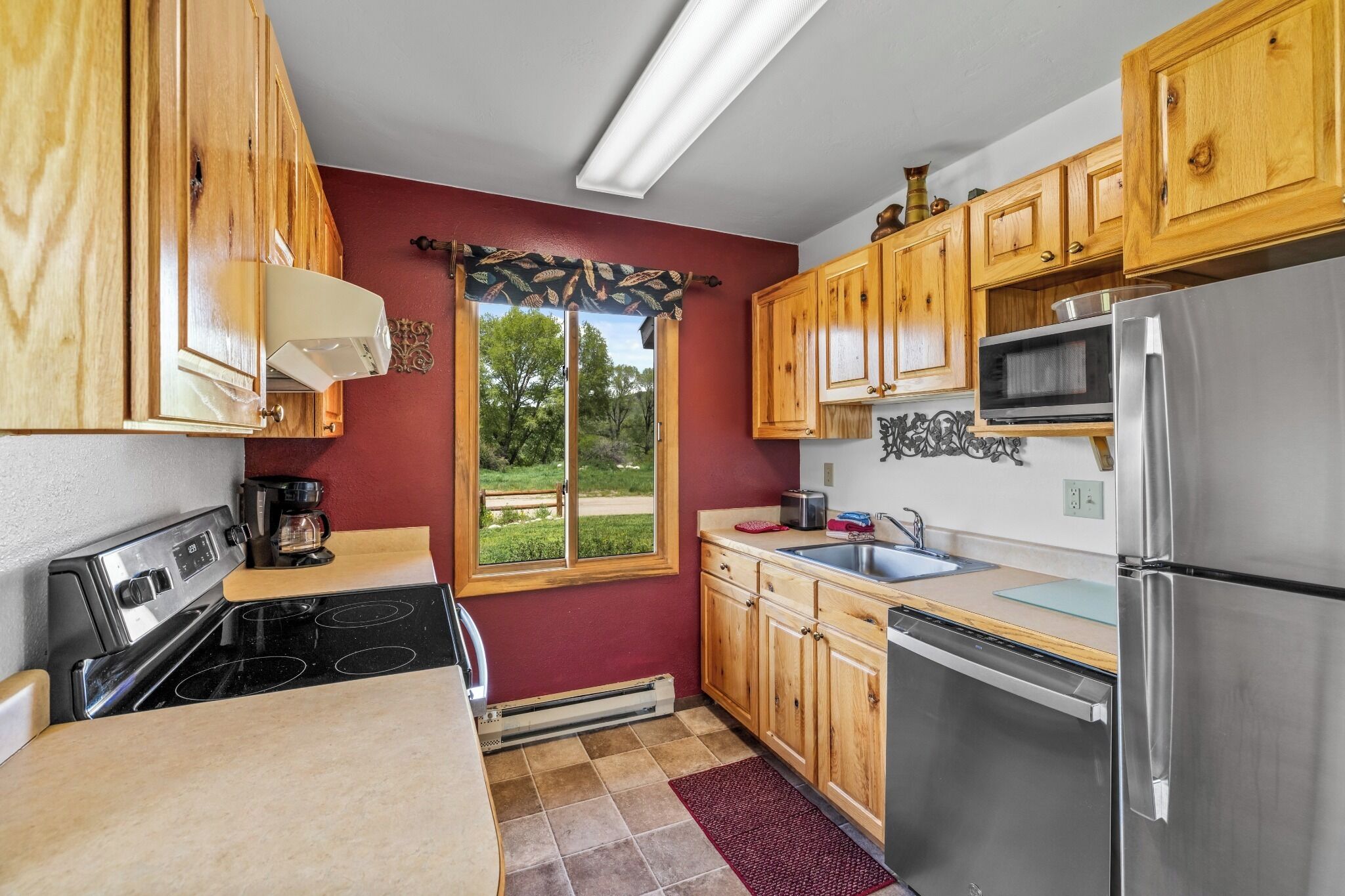 Coffee/tea maker, fridge, microwave, oven