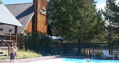 Peaceful cabin near fly-fishing, hiking, cycling, and beautiful views.