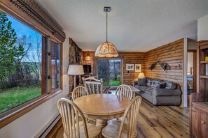 TV, fireplace - Chipmunk - Cozy pet friendly cabin (Clark)