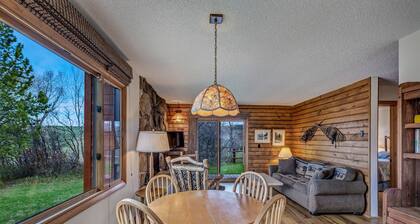 Cozy cabin with kitchen on the Elk River and pet friendly!
