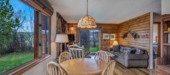 Cozy cabin with kitchen on the Elk River and pet friendly!