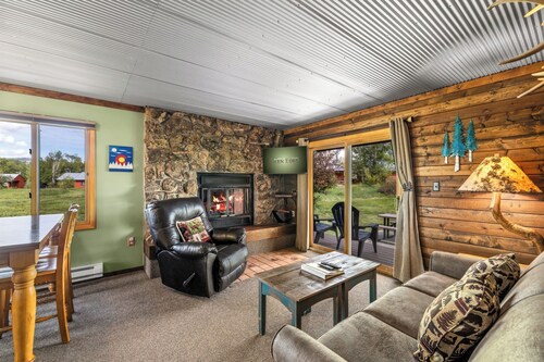Knotty Pine- Mountain cabin with stunning views
