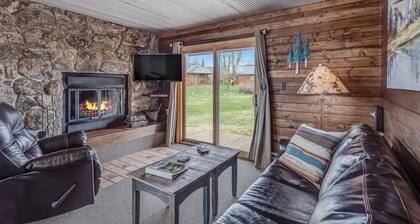 Knotty Pine- Mountain cabin with stunning views