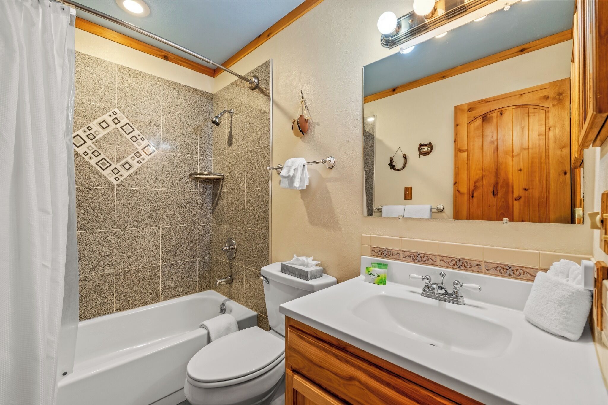 Combined shower/tub, hair dryer, towels
