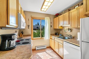 Coffee/tea maker, fridge, microwave, oven - Rainbow – Beautiful cabin in the mountains (Clark)