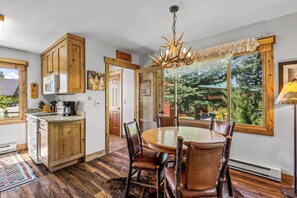 Dining - Riverhouse - Fireplace, kitchen, pet friendly! (Clark)