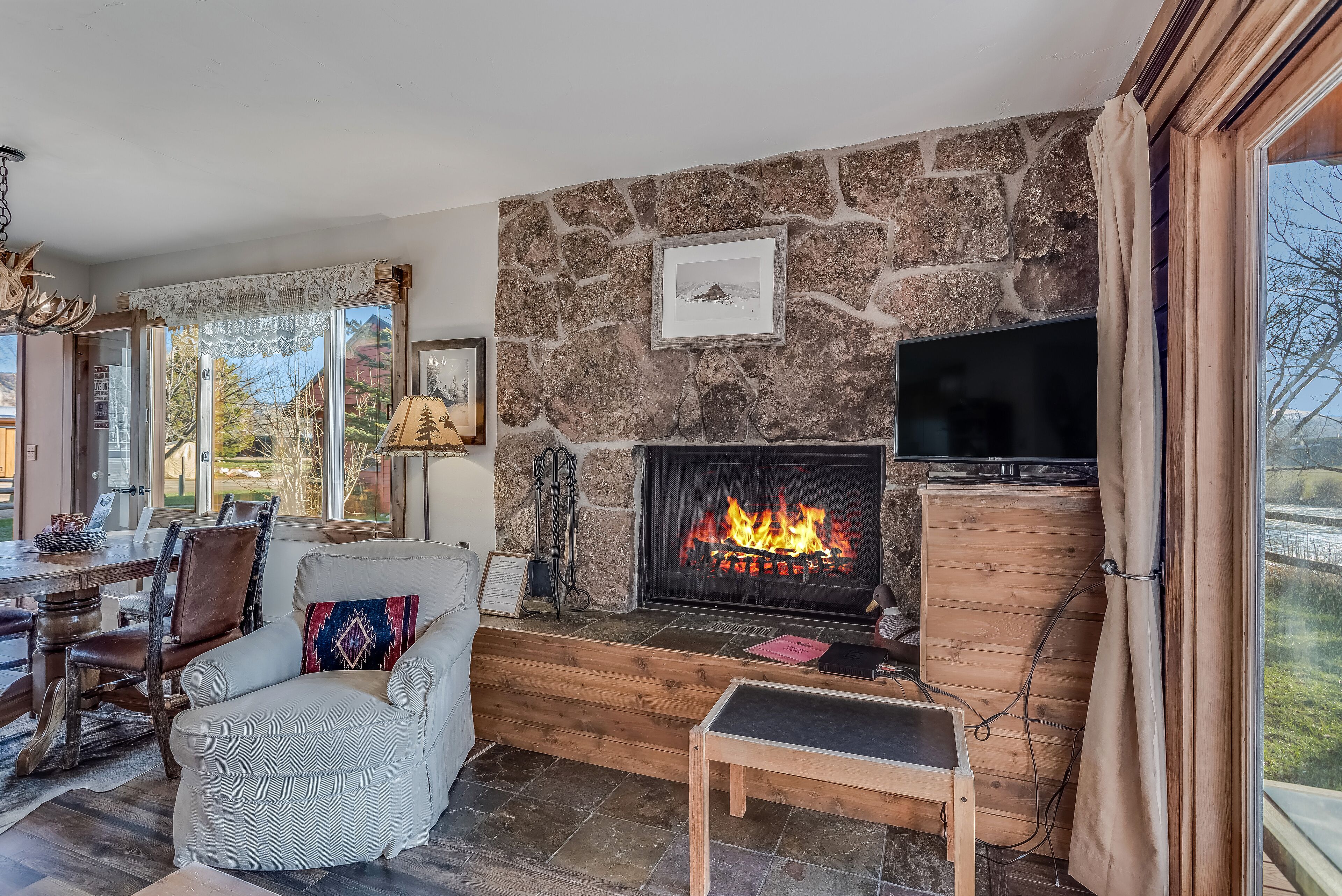 Smart TV y chimenea 