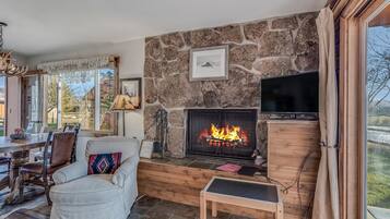 Smart TV y chimenea
