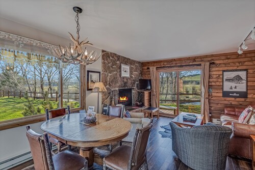 Riverhouse - Fireplace, kitchen, pet friendly!