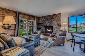 Smart TV, fireplace - Chickadee - Mountain Modern Cabin on the Elk River (Clark)