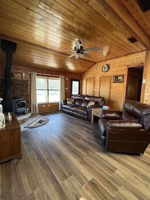 Smart TV, DVD player, printers - Littlecreek: Rustic cabin get away. (Avinger)