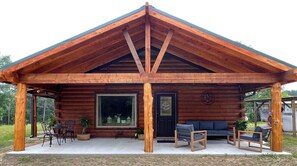 Terrace/patio - Littlecreek: Rustic cabin get away. (Avinger)