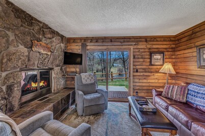 Eagle's Nest - 2 bed 2 bath cabin on the Elk River