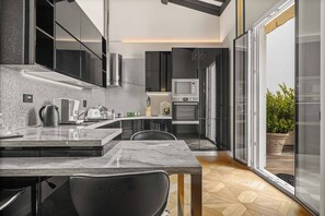 Kühlschrank, Mikrowelle, Ofen, Herdplatte