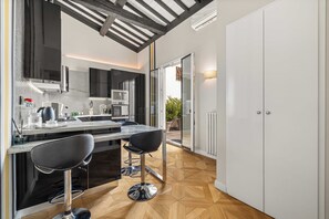 Kühlschrank, Mikrowelle, Ofen, Herdplatte