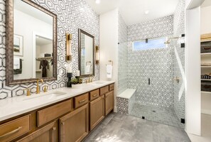 Bruser, hårtørrer, håndklæder, Sæbe