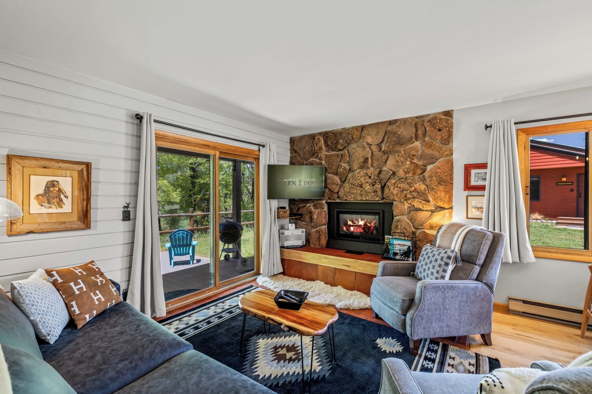 Smart TV, fireplace