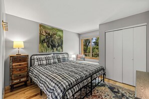 2 bedrooms, free WiFi, bed sheets - Wintersong - Near lakes, trails, and horses! (Clark)