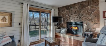 Cabin with full kitchen near lakes, mountains, trails, and horses!