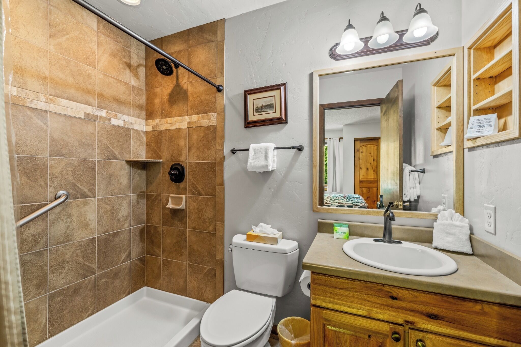 Combined shower/tub, hair dryer, towels