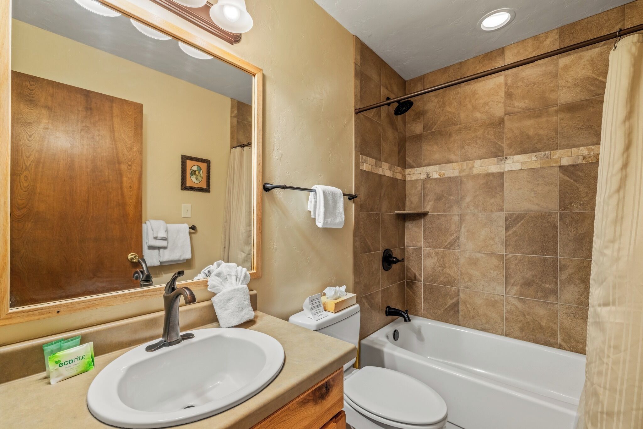 Une salle de bain avec un lavabo, des toilettes et une baignoire.