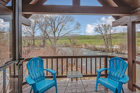 Property grounds. Smokey - Gorgeous cabin right on the Elk River