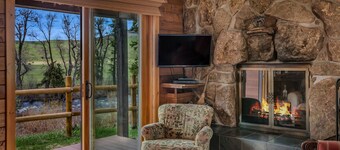 Fireside - Quaint cabin near hiking and fishing