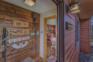 L’intérieur d’un chalet en bois est agrémenté d’une enseigne fixée au mur où l’on peut lire « Fireside », d’une décoration représentant une tête de cheval et d’une autre enseigne indiquant « Vous avez perdu vos chaussures ? ».