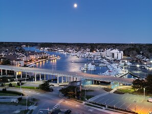 Marina - Oceanfront with Spacious 3 Bedrooms, 2 Bths, Kitchen (Virginia Beach)