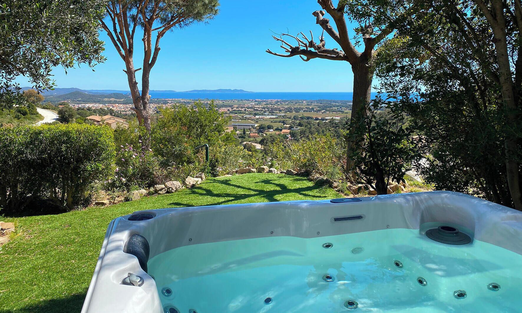 Bañera de hidromasaje al aire libre