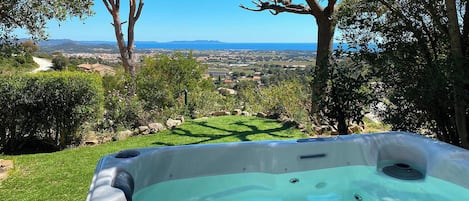Bañera de hidromasaje al aire libre