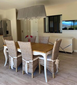 Dining - Appartement Vue Mer, Campagne, Avec un Jardin au Calme Avec Jacuzzi (La Londe-les-Maures)