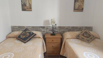 2 slaapkamers, een strijkplank/strijkijzer, reisbedje, gratis wifi