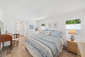 4 bedrooms, iron/ironing board, WiFi - Newly remodeled, this large Tudor-style home near Ruby Beach (Balboa Island)