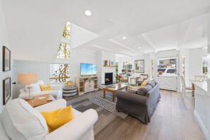 TV, fireplace, video library - Newly remodeled, this large Tudor-style home near Ruby Beach (Balboa Island)