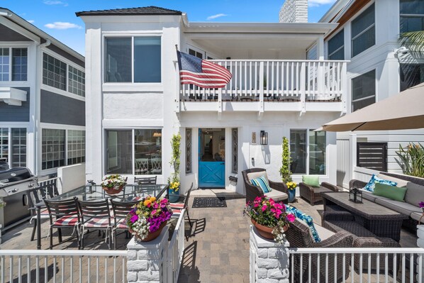 Outdoor dining - Newly remodeled, this large Tudor-style home near Ruby Beach (Balboa Island)