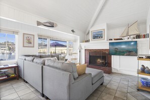 TV, video library - Location, Beach and Boardwalk for this classic beach cottage (Balboa Island)