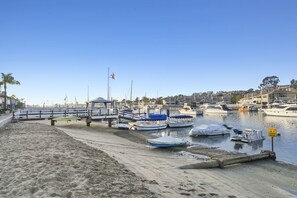 Marina - Location, Beach and Boardwalk for this classic beach cottage (Balboa Island)