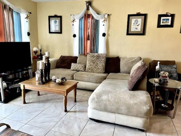 TV, computer monitors - Comfortable Home in Hallandale Beach (Hallandale beach)