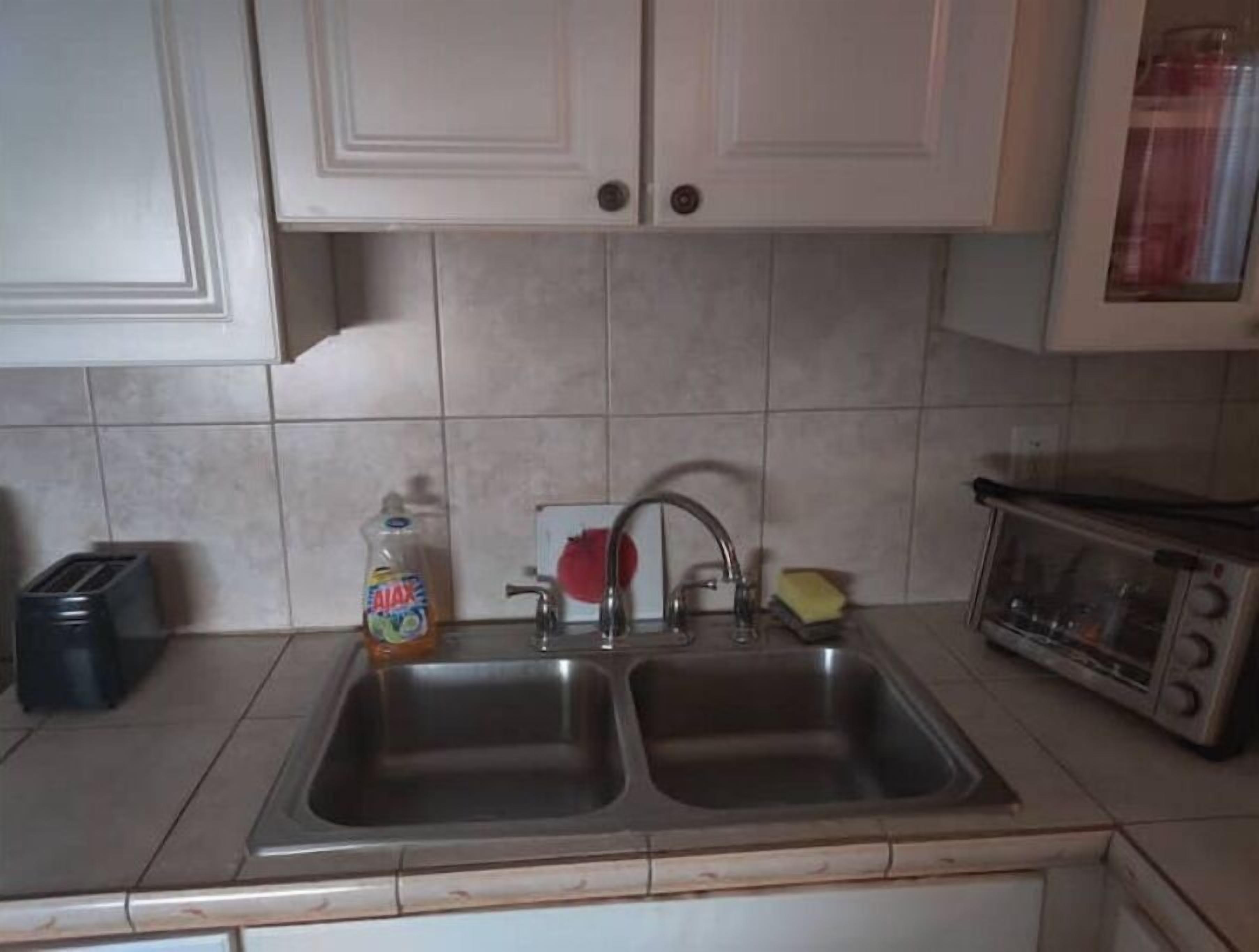 Fridge, oven, stovetop, electric kettle