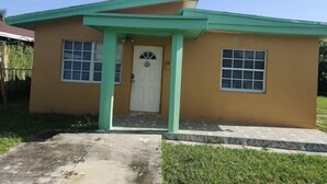A single-story building with a green roof and a white door. - Comfortable Home in Hallandale Beach (Hallandale beach)