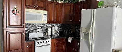 Een koelkast, een microgolfoven, een oven, een kookplaat