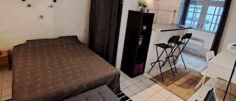 1 habitación, tabla de planchar con plancha, wifi y ropa de cama