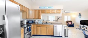 Walk to Ocean Updated and modern quiet 2 Bedroom beach house